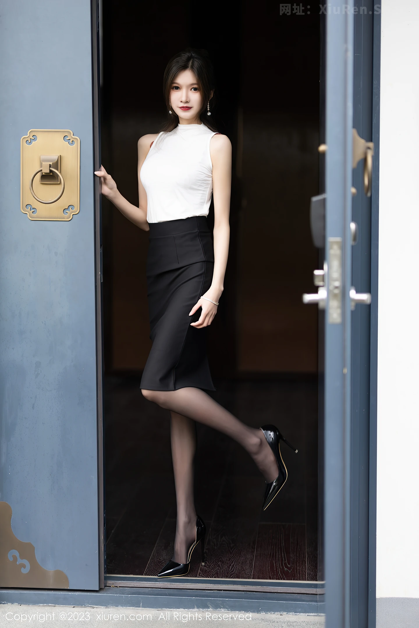 图片[2]-[XiuRen秀人网]2023.01.29 VOL.6184 水水er 银色裹胸礼服与灰色短裙加肉丝美腿性感私房写真集-秀人网官方网站